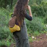 תיק גב קטן חום צהוב