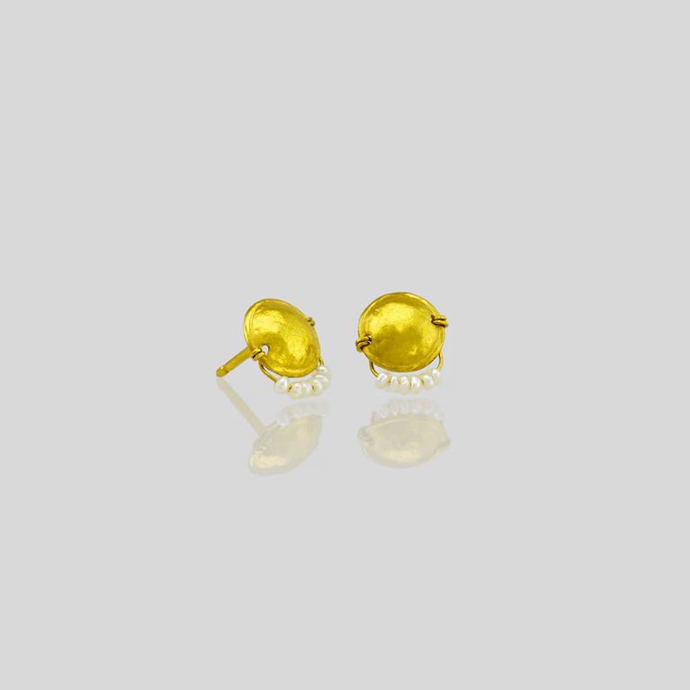 Tiny dome earrings with tiny pearls 